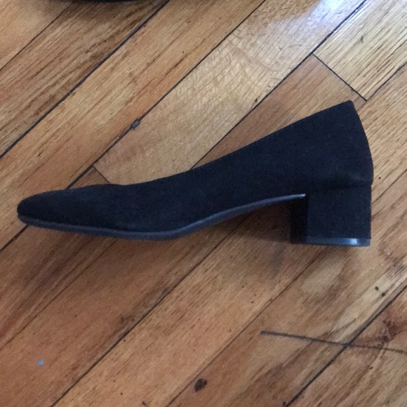 Black suede pumps (size 7) - Picture 3 of 3